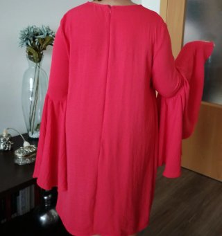 Vestido rojo con volantes en las mangas