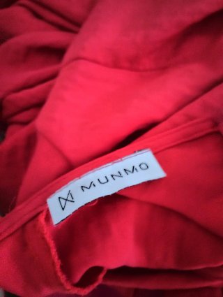 Vestido rojo con volantes en las mangas