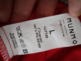 Vestido rojo con volantes en las mangas