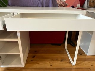 Escritorio blanco con cajón y compartimento