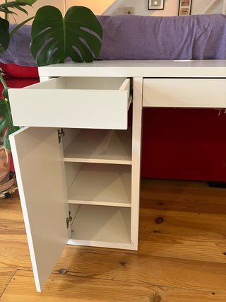 Escritorio blanco con cajón y compartimento