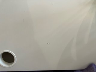 Escritorio blanco con cajón y compartimento