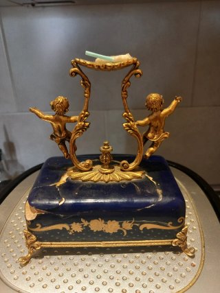 Figura de porcelana con querubines dorados