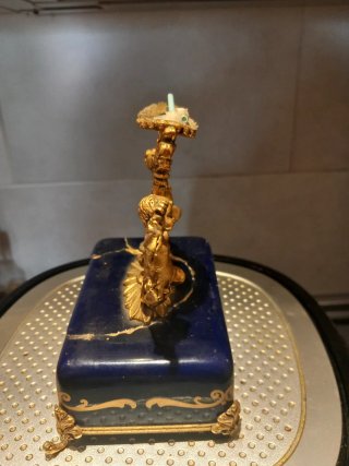 Figura de porcelana con querubines dorados
