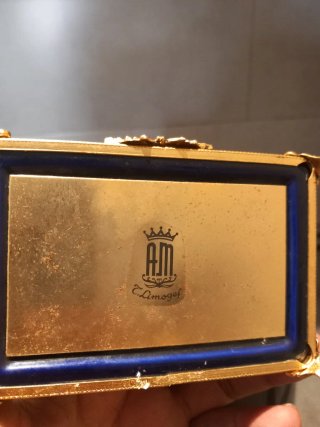 Figura de porcelana con querubines dorados