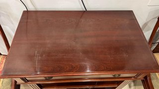 Mueble de madera con cajón y estantes