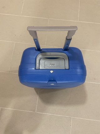 Maleta de cabina rígida con 4 ruedas y cerraduras