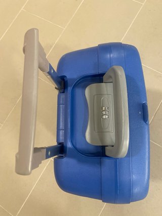 Maleta de cabina rígida con 4 ruedas y cerraduras