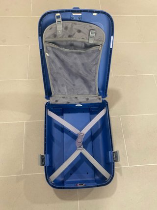 Maleta de cabina rígida con 4 ruedas y cerraduras