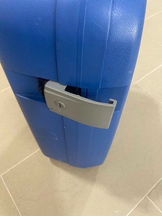 Maleta de cabina rígida con 4 ruedas y cerraduras