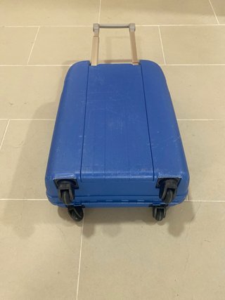 Maleta de cabina rígida con 4 ruedas y cerraduras