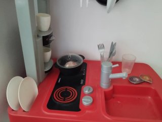 Cocinita de juguete roja y blanca