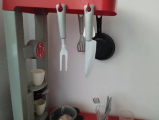 Cocinita de juguete roja y blanca