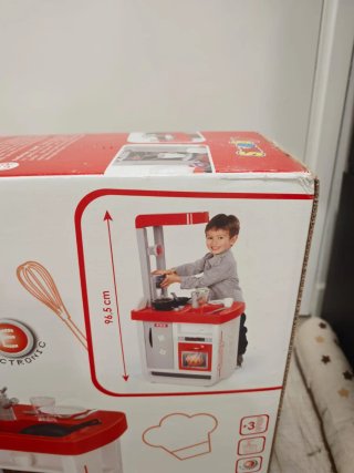 Cocinita de juguete roja y blanca