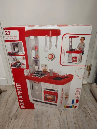 Cocinita de juguete roja y blanca