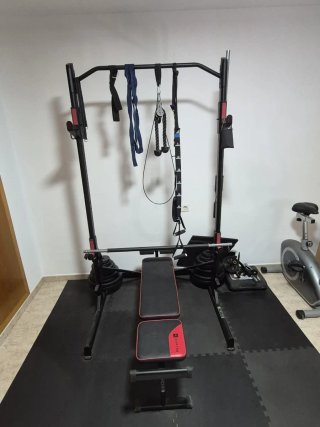 Gimnasio multifunción con banco y pesas
