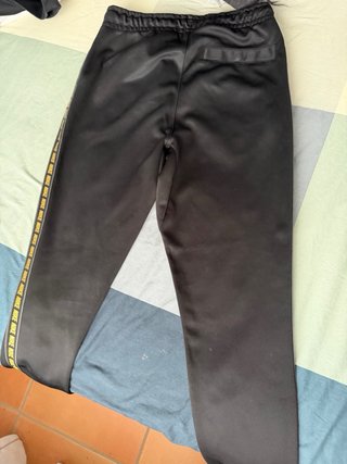 Chándal Nike Negro con Logo Dorado