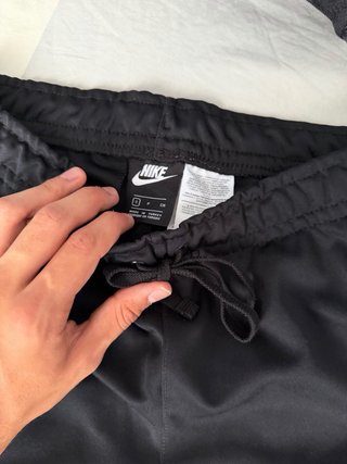 Chándal Nike Negro con Logo Dorado