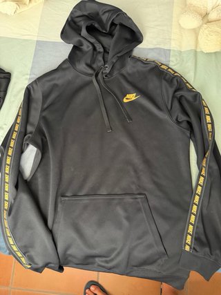 Chándal Nike Negro con Logo Dorado