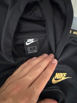 Chándal Nike Negro con Logo Dorado