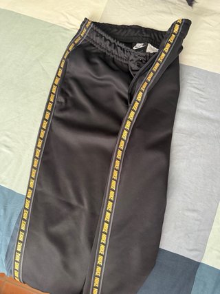 Chándal Nike Negro con Logo Dorado