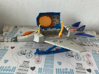 Avión de juguete azul y gris