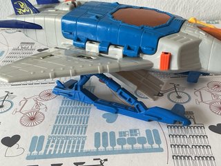 Avión de juguete azul y gris