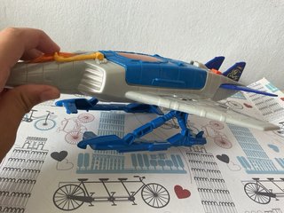 Avión de juguete azul y gris