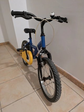 Bicicleta infantil azul y amarilla