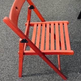 Silla plegable de madera roja