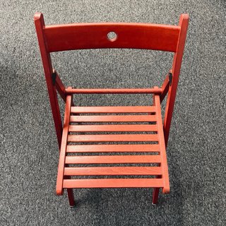 Silla plegable de madera roja