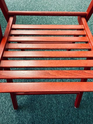 Silla plegable de madera roja