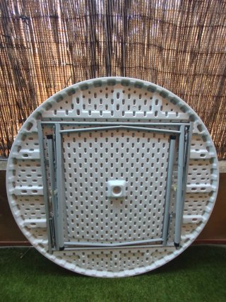 Mesa redonda de resina blanca
