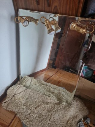 Espejo de baño con luces doradas