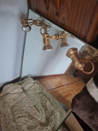 Espejo de baño con luces doradas
