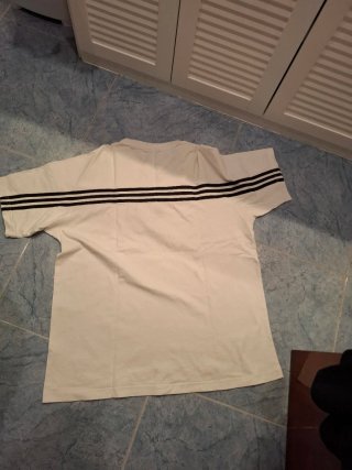 Camiseta Adidas Blanca con Rayas Negras