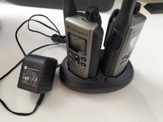 2 Walkie Talkies Motorola TLKR-T7