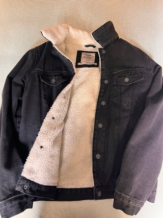 Cazadora vaquera negra con pelo Pull&Bear Talla M