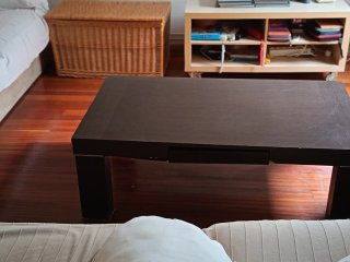 Mesa de centro de madera oscura