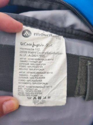 Mochila de viaje y montaña azul y negra