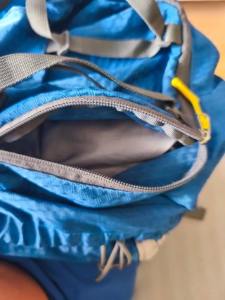Mochila de viaje y montaña azul y negra