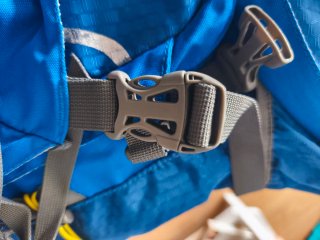 Mochila de viaje y montaña azul y negra