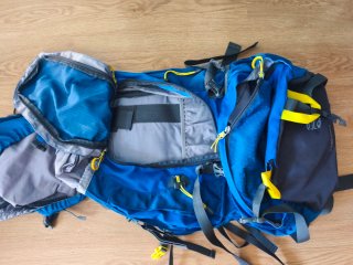 Mochila de viaje y montaña azul y negra
