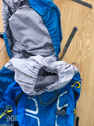 Mochila de viaje y montaña azul y negra
