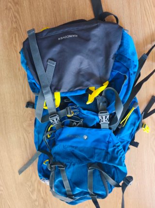 Mochila de viaje y montaña azul y negra