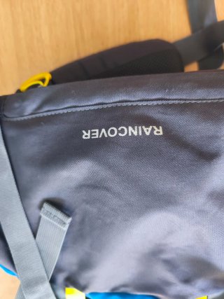 Mochila de viaje y montaña azul y negra
