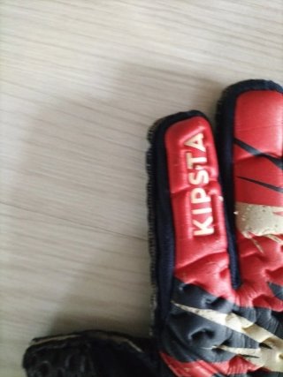 Guantes de portero Kipsta rojos y azules