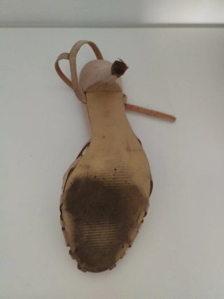 Sandalias Tino González beige y tachuelas doradas
