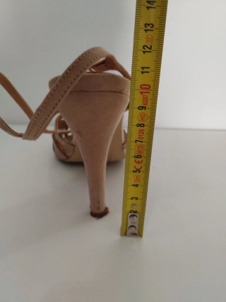 Sandalias Tino González beige y tachuelas doradas
