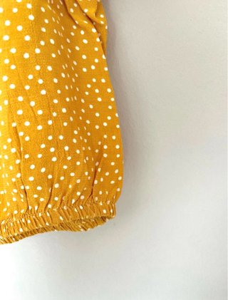 Camiseta amarilla con lunares blancos